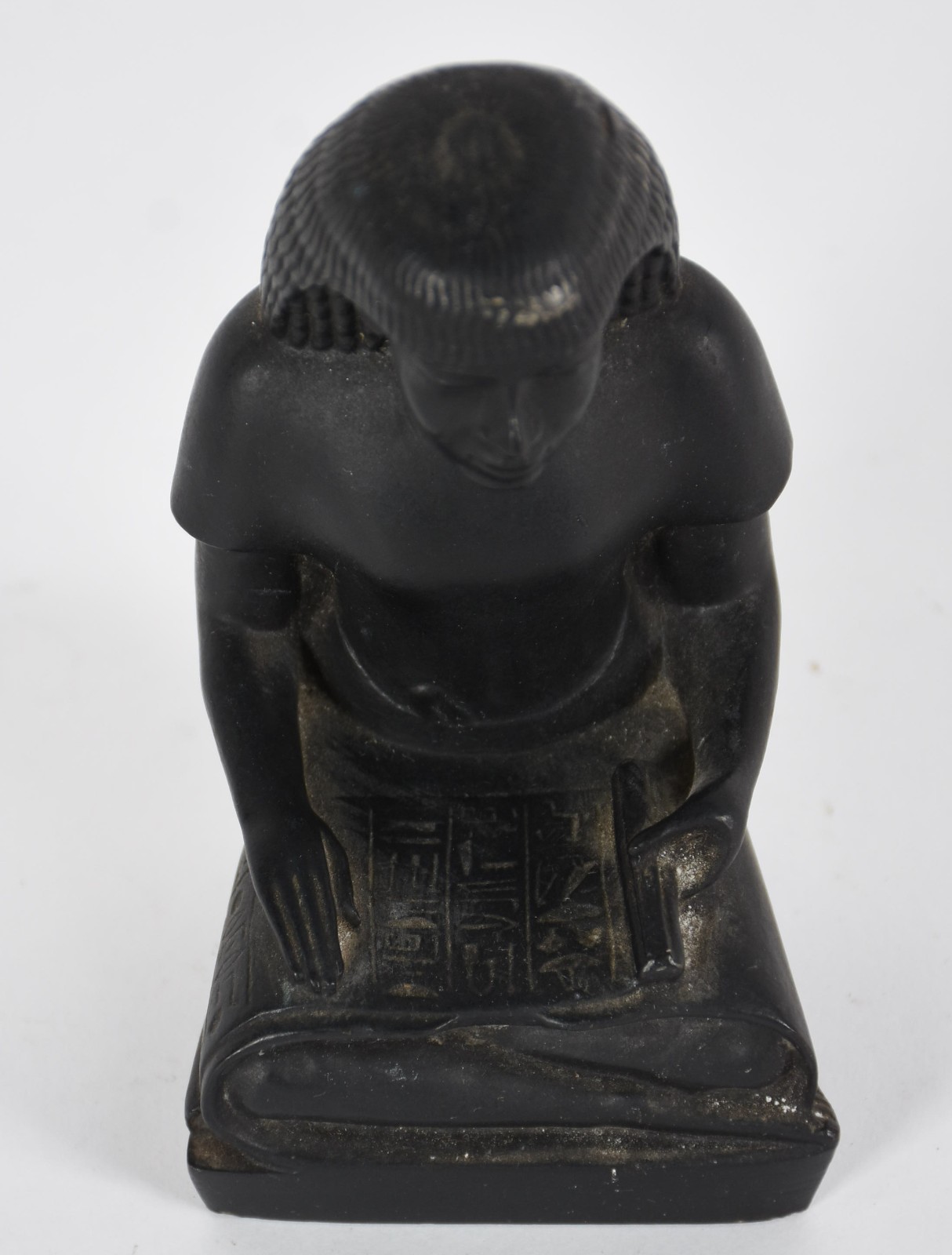 Escultura Egípcia de resina com carimbo em baixo relevo na base com a... - foto 2 de 6
