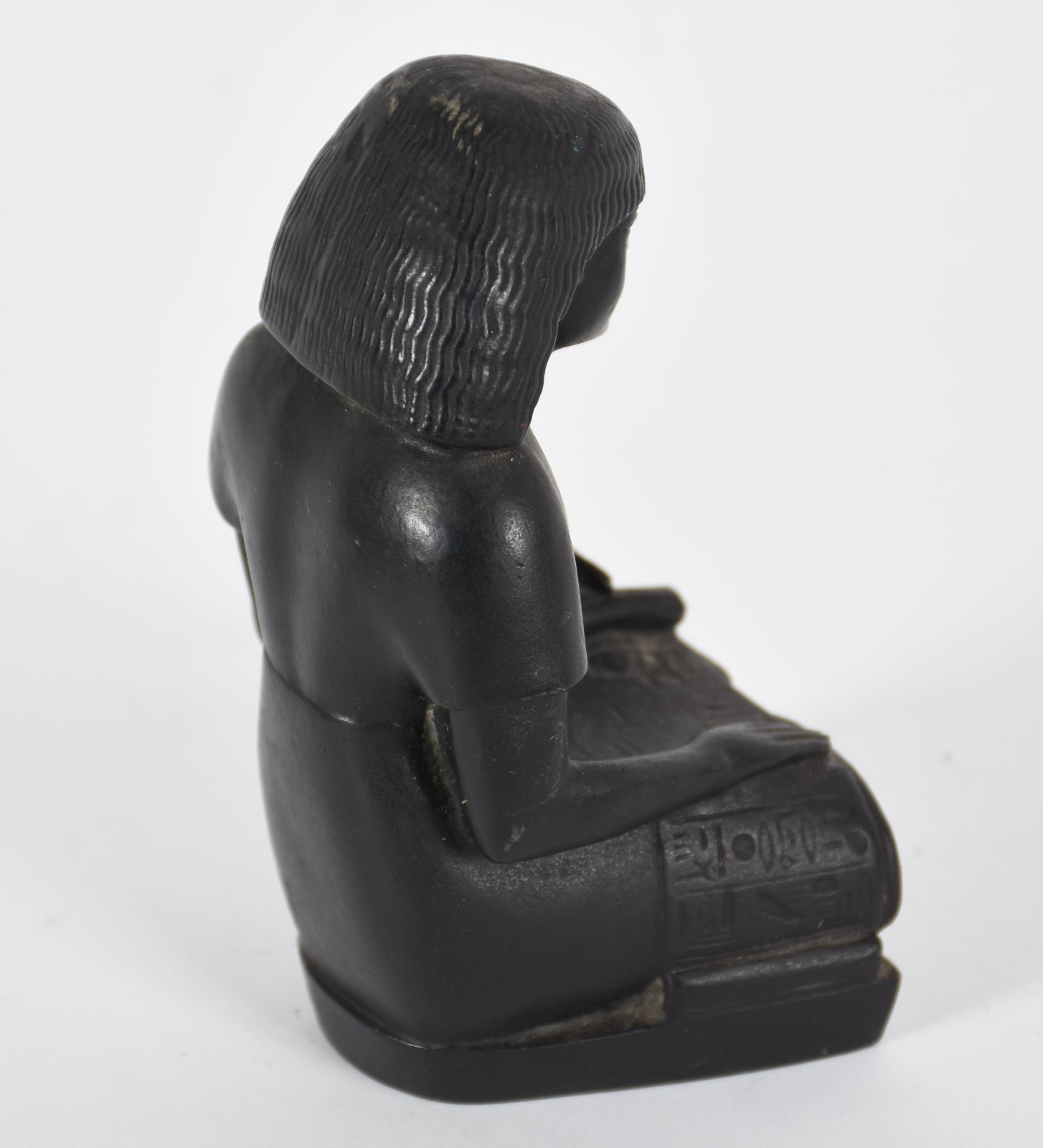 Escultura Egípcia de resina com carimbo em baixo relevo na base com a... - foto 3 de 6