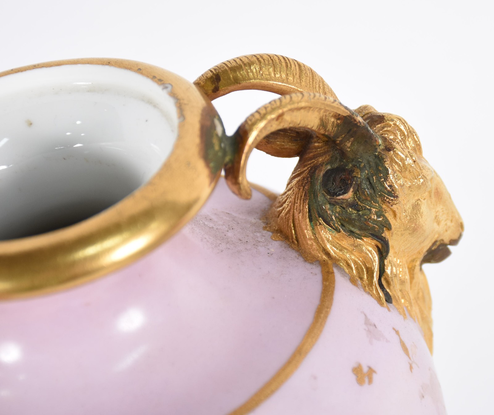 Ânfora em porcelana e bronze ormolu, com pinturas e aplicações... - foto 4 de 6