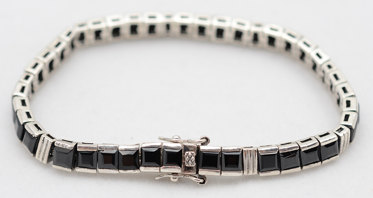 Pulseira em prata 925 e ônix. Peso total 18,2 g. Comprimento 18 cm.