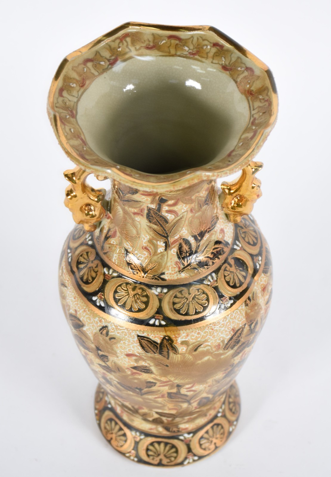 Vaso de porcelana oriental com flores em policromia e realces... - foto 2 de 4