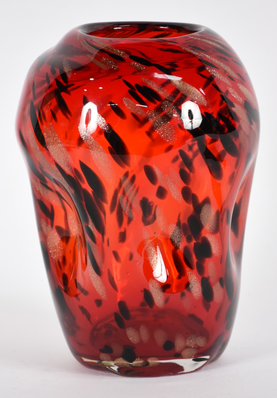 Vaso de vidro decorativo na cor vermelho com pó de ouro. - foto 1 de 3