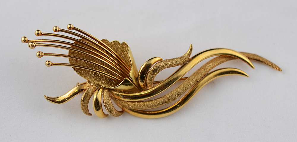 Broche em ouro amarelo em forma de flor. Peso:20.1g.