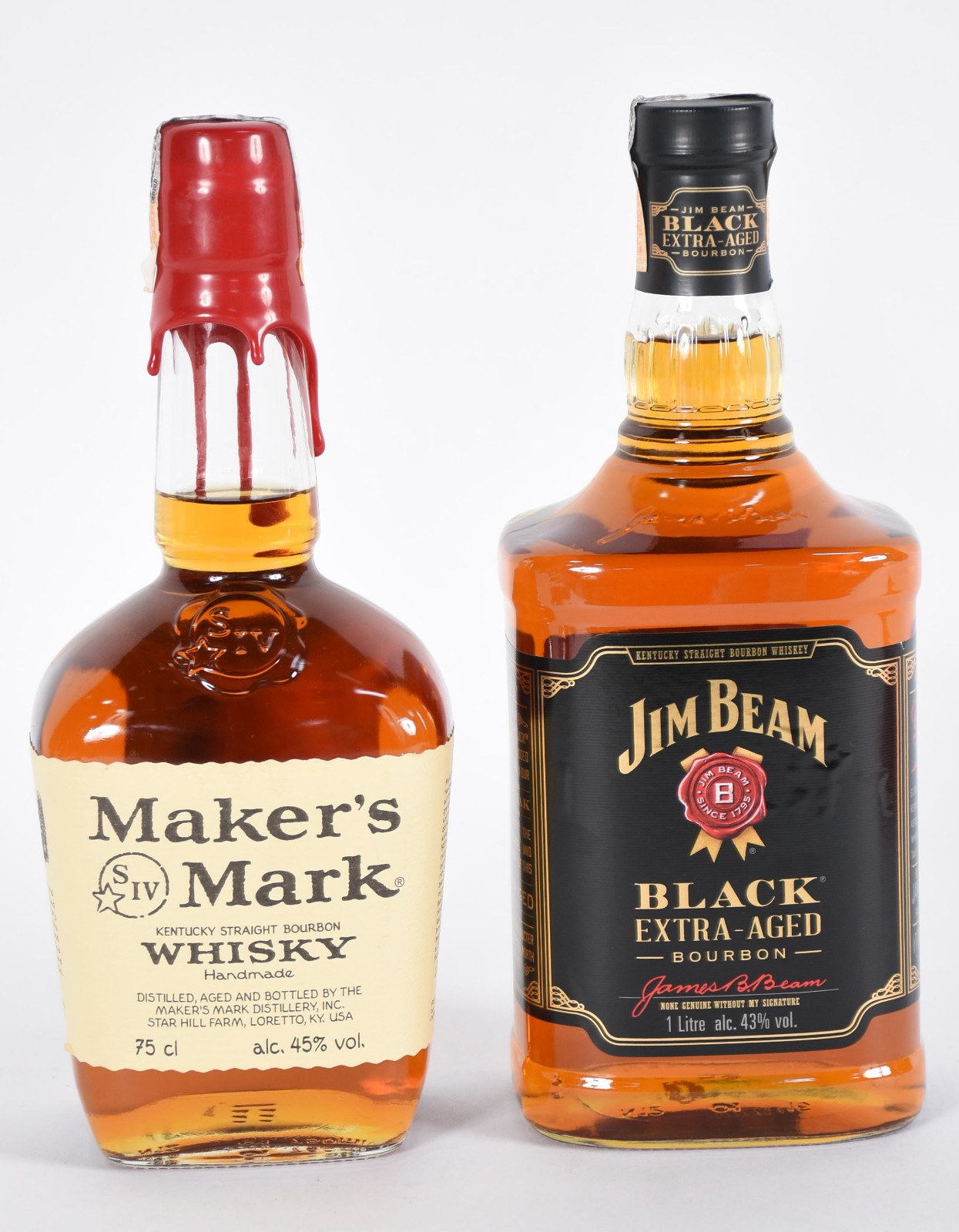 Duas garrafas de whisky, sendo Makers Mark e Jim Beam. - foto 1 de 7