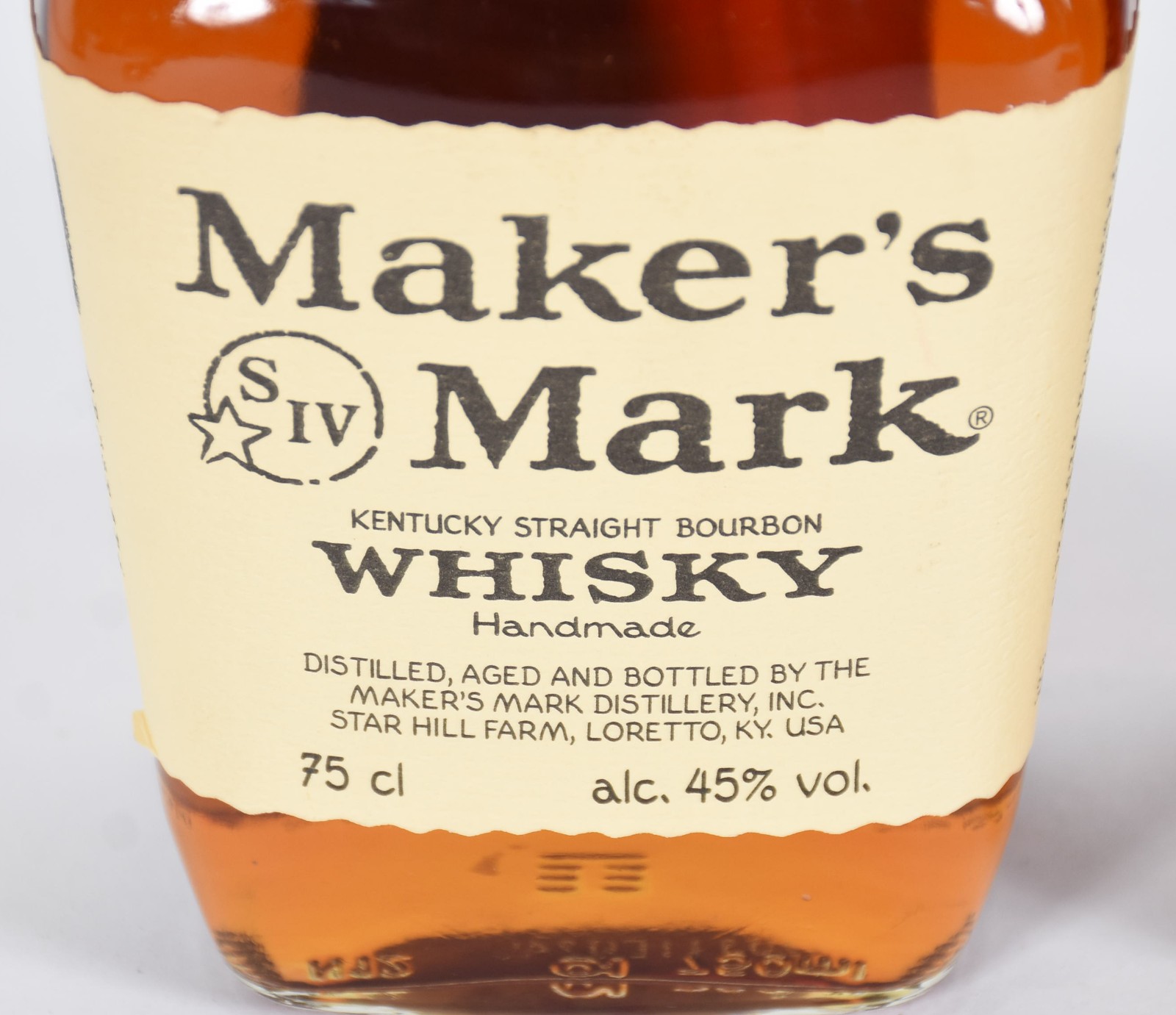 Duas garrafas de whisky, sendo Makers Mark e Jim Beam. - foto 2 de 7