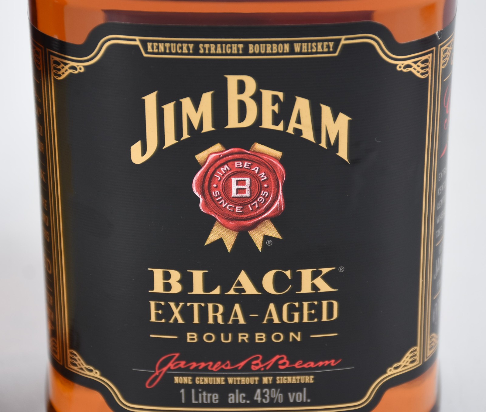 Duas garrafas de whisky, sendo Makers Mark e Jim Beam. - foto 3 de 7