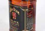 Duas garrafas de whisky, sendo Makers Mark e Ji... - Duas garrafas de whisky, sendo Makers Mark e Jim Beam.
