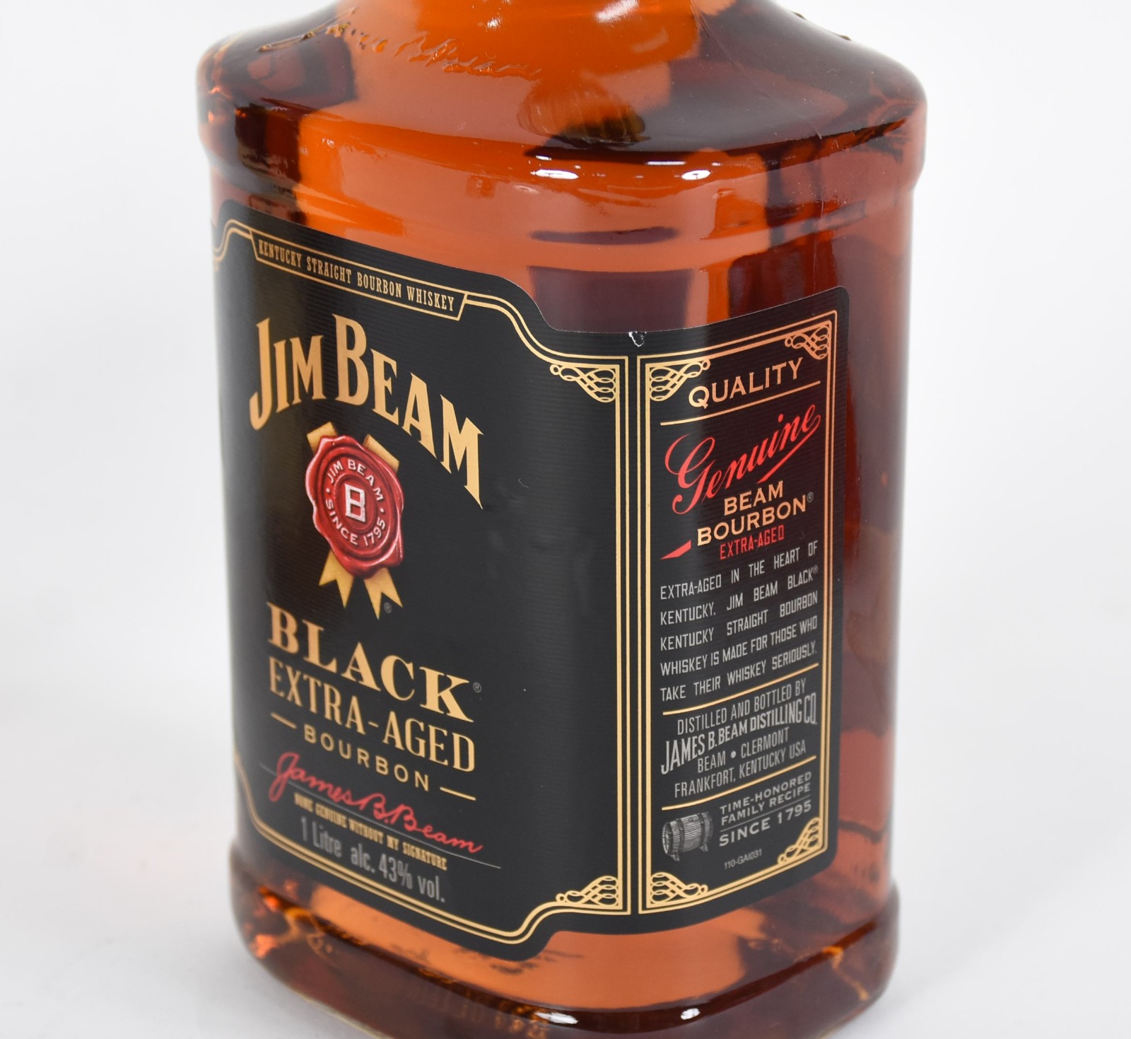 Duas garrafas de whisky, sendo Makers Mark e Jim Beam. - foto 5 de 7