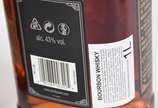 Duas garrafas de whisky, sendo Makers Mark e Ji... - Duas garrafas de whisky, sendo Makers Mark e Jim Beam.
