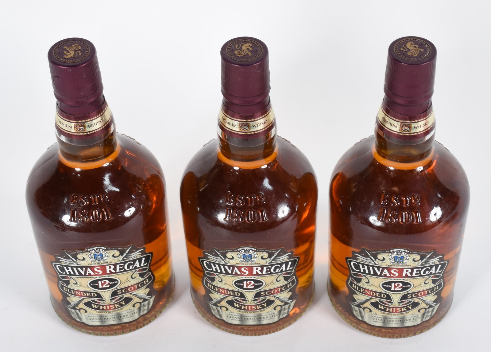 Três garrafas de Whisky Chivas Regal 12 anos. - foto 2 de 10