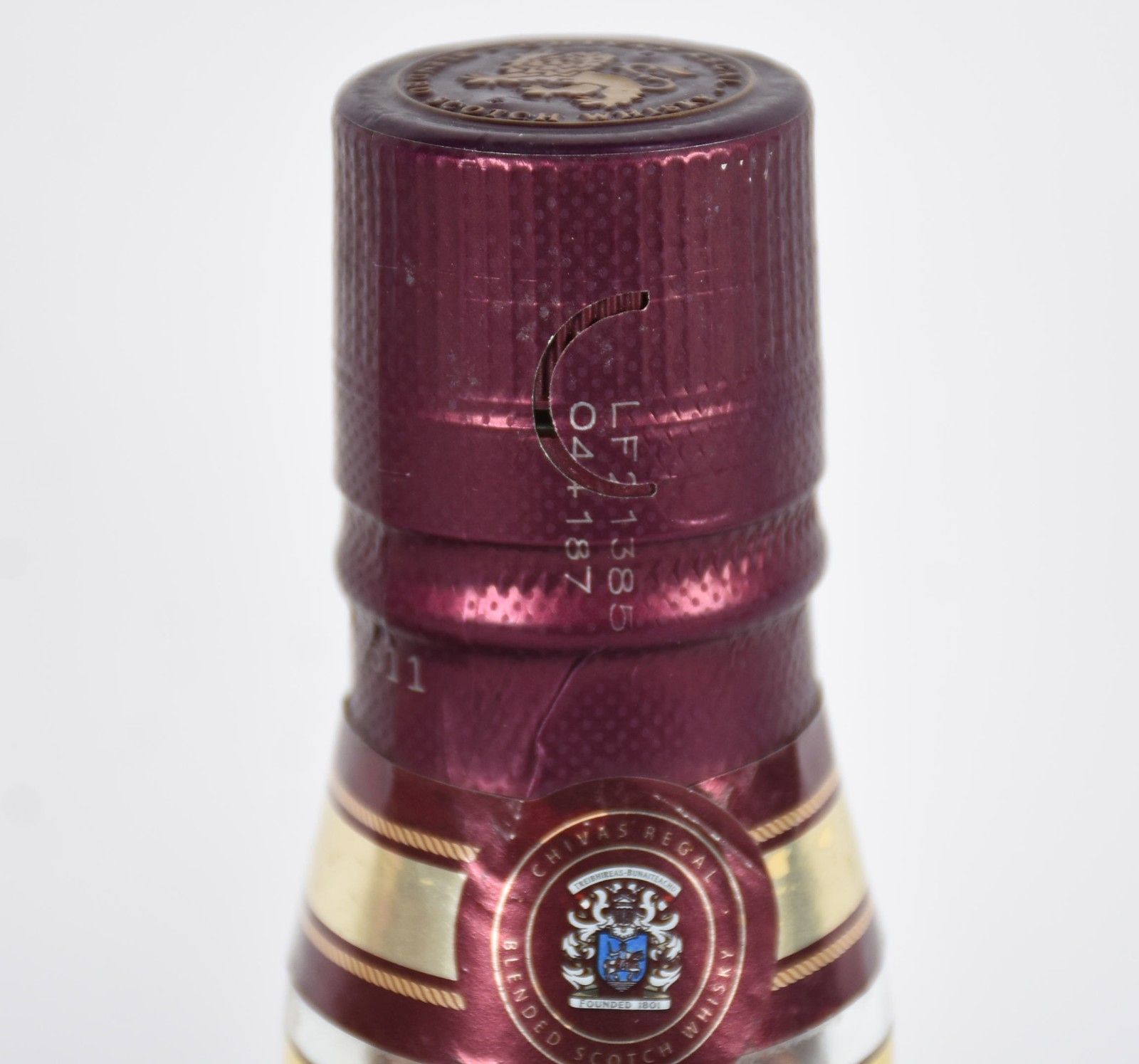 Três garrafas de Whisky Chivas Regal 12 anos. - foto 5 de 10