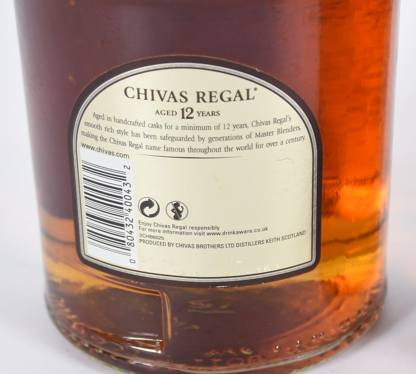 Três garrafas de Whisky Chivas Regal 12 anos. - foto 9 de 10