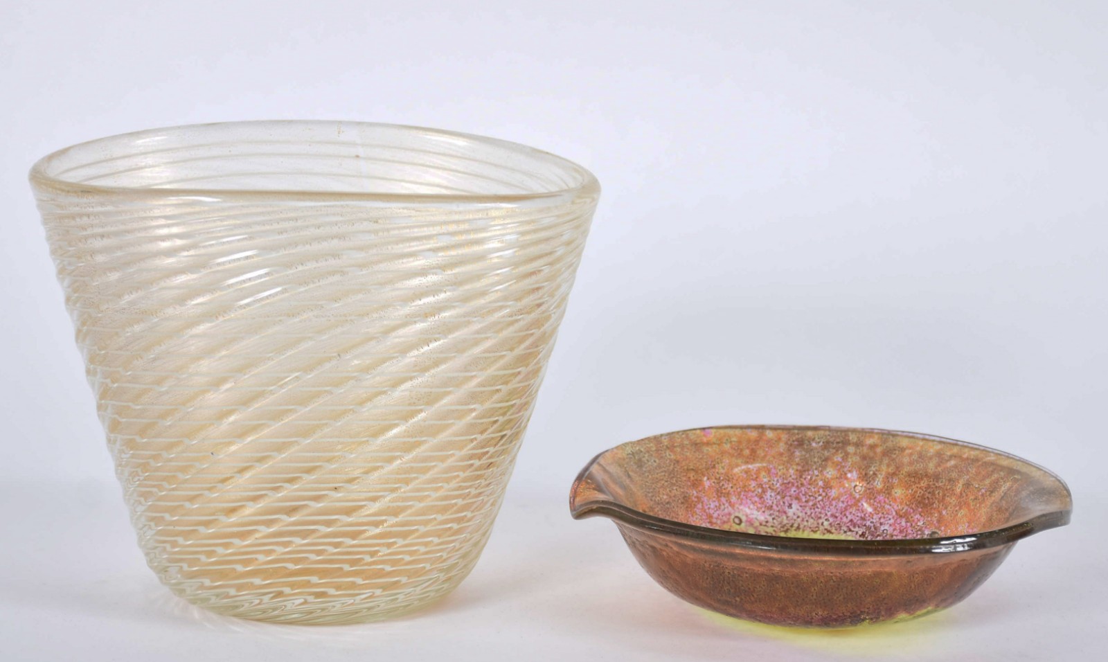 Duas peças de murano, sendo bowl com pó de ouro e pratinho... - foto 1 de 3