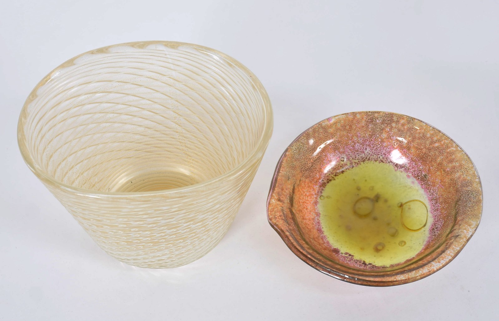 Duas peças de murano, sendo bowl com pó de ouro e pratinho... - foto 2 de 3