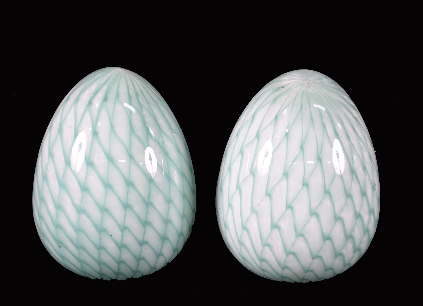 Par de ovos /pinha de vidro decorativo branco leitoso com frisos... - foto 1 de 3