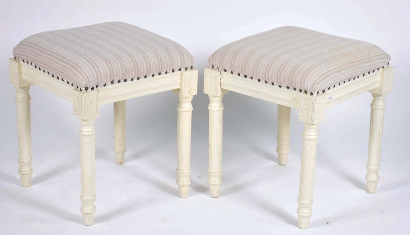 Par de banquetas estofadas, patinadas de branco. - foto 1 de 3