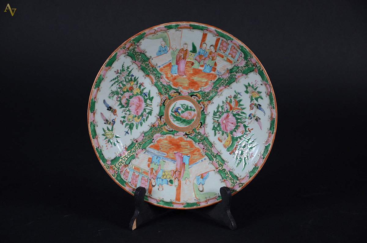Medalhão de porcelana chinesa, diametro 29 cm.