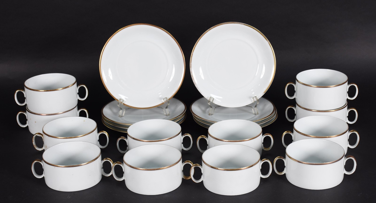 Doze taças para consomé com 8 pires de porcelana Renner. - foto 1 de 5
