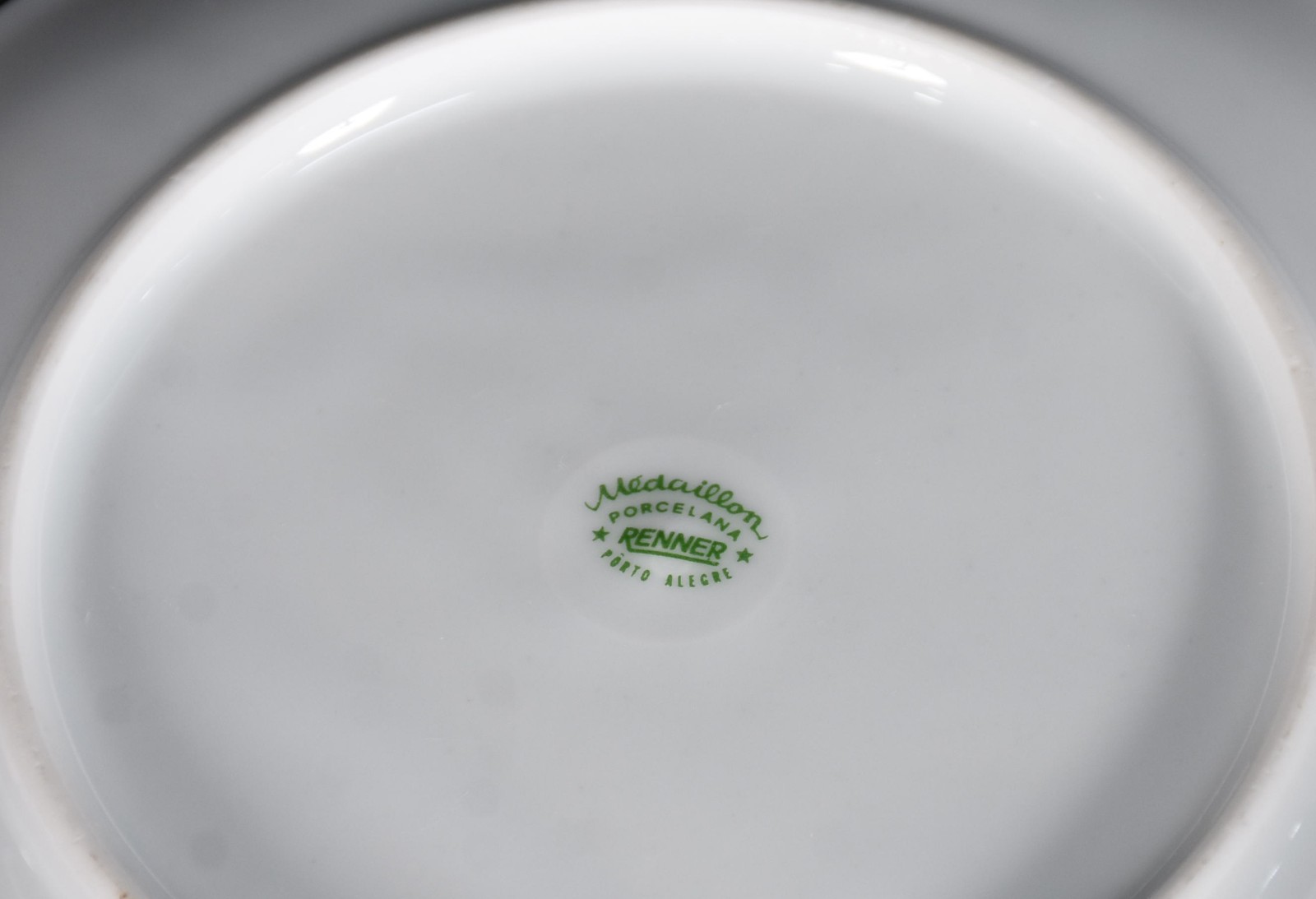 Doze taças para consomé com 8 pires de porcelana Renner. - foto 5 de 5