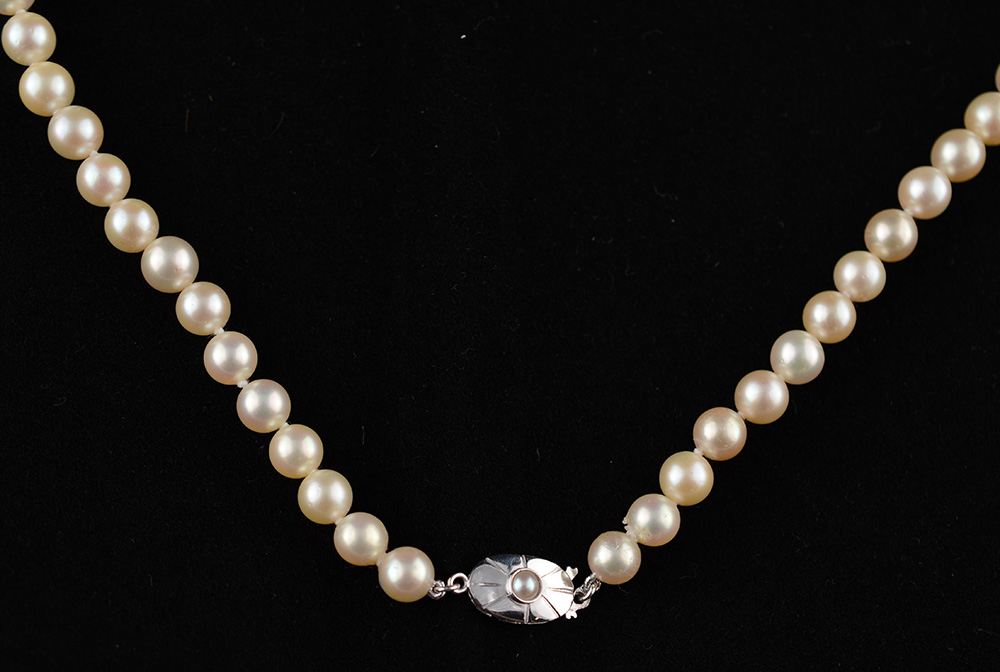 Colar de 1 fio - com 106 pérolas. Fecho em ouro branco 18 k e micro... - foto 1 de 2