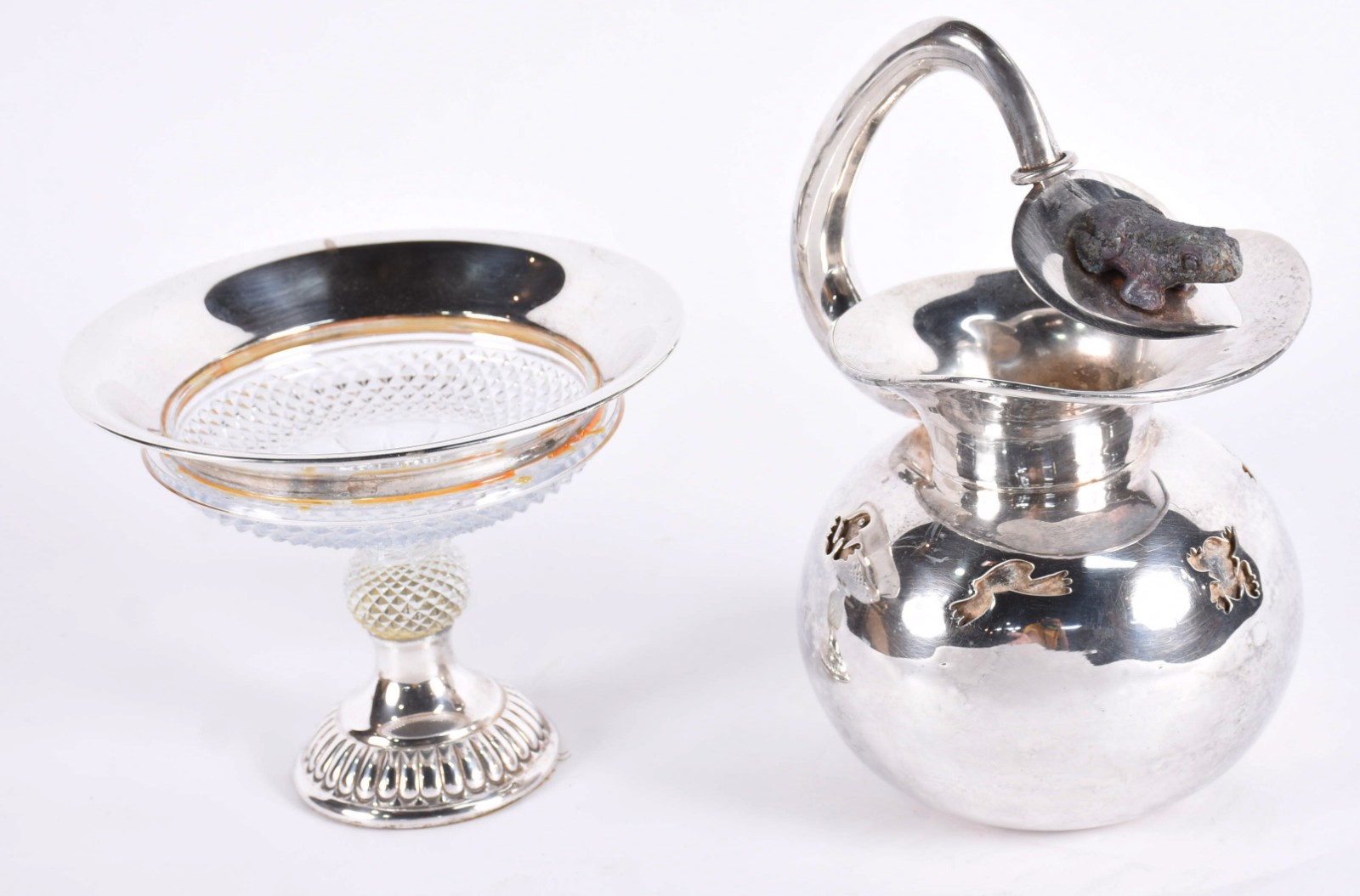 Duas peças, sendo jarra de metal prateado e fruteira em demi cristal... - foto 1 de 6