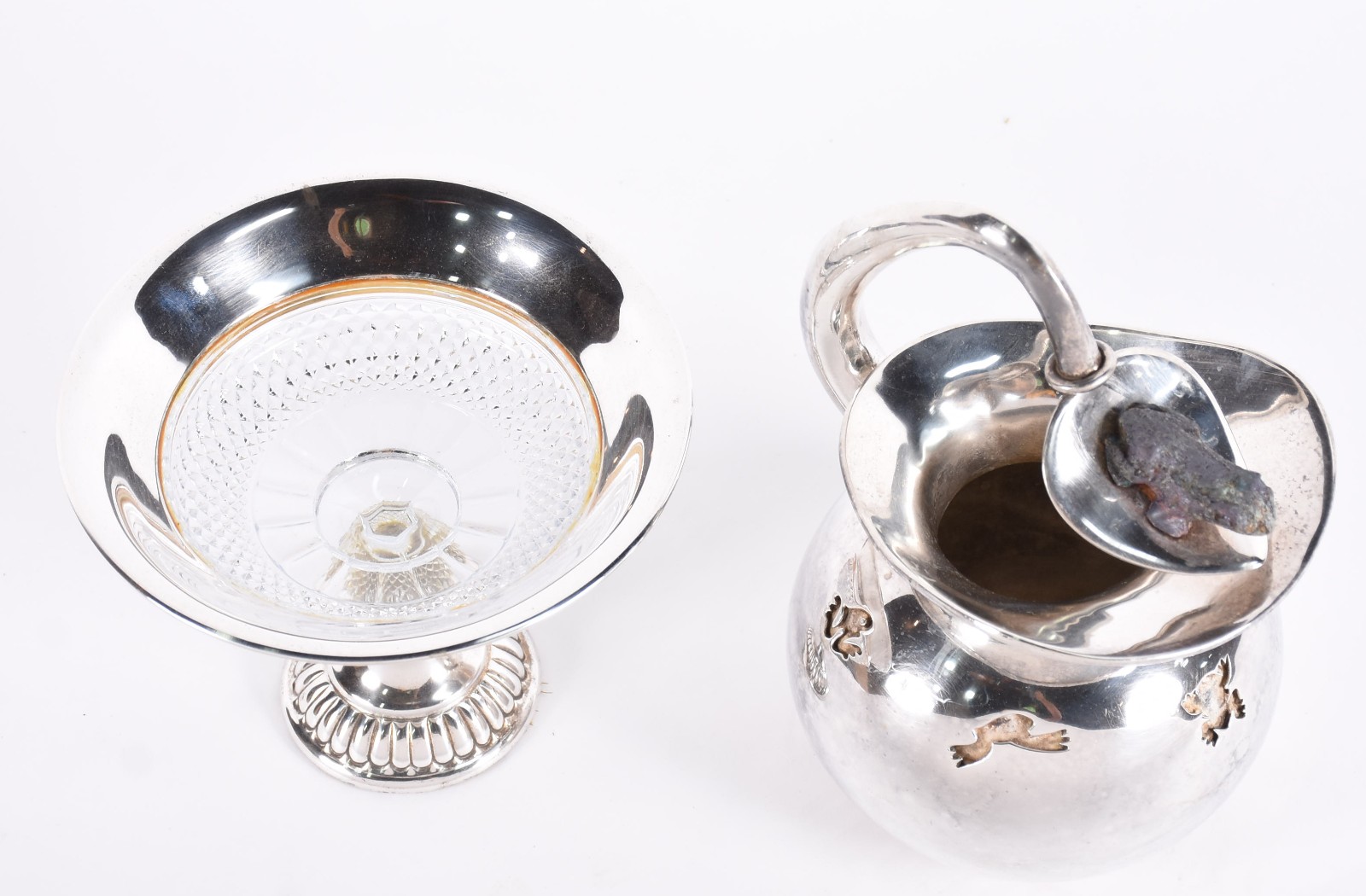 Duas peças, sendo jarra de metal prateado e fruteira em demi cristal... - foto 2 de 6