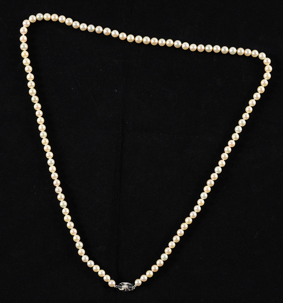 Colar de 1 fio - com 106 pérolas. Fecho em ouro branco 18 k e micro... - foto 2 de 2