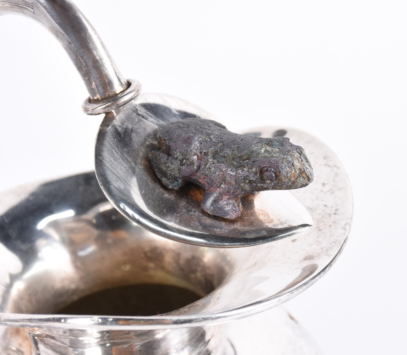 Duas peças, sendo jarra de metal prateado e fruteira em demi cristal... - foto 4 de 6