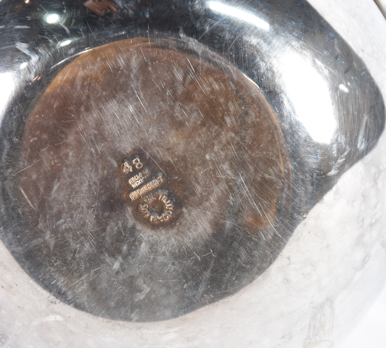 Duas peças, sendo jarra de metal prateado e fruteira em demi cristal... - foto 5 de 6