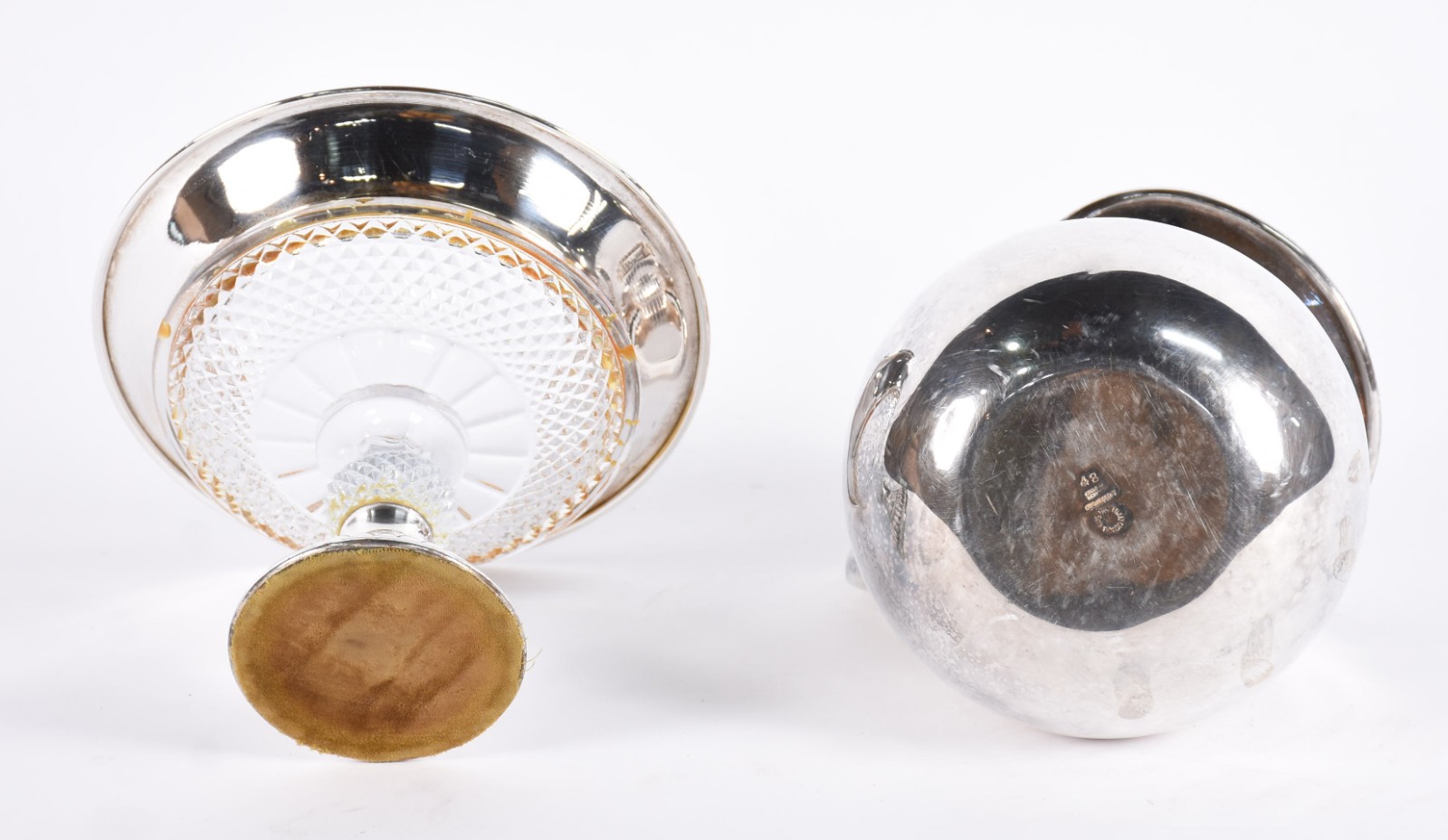 Duas peças, sendo jarra de metal prateado e fruteira em demi cristal... - foto 6 de 6