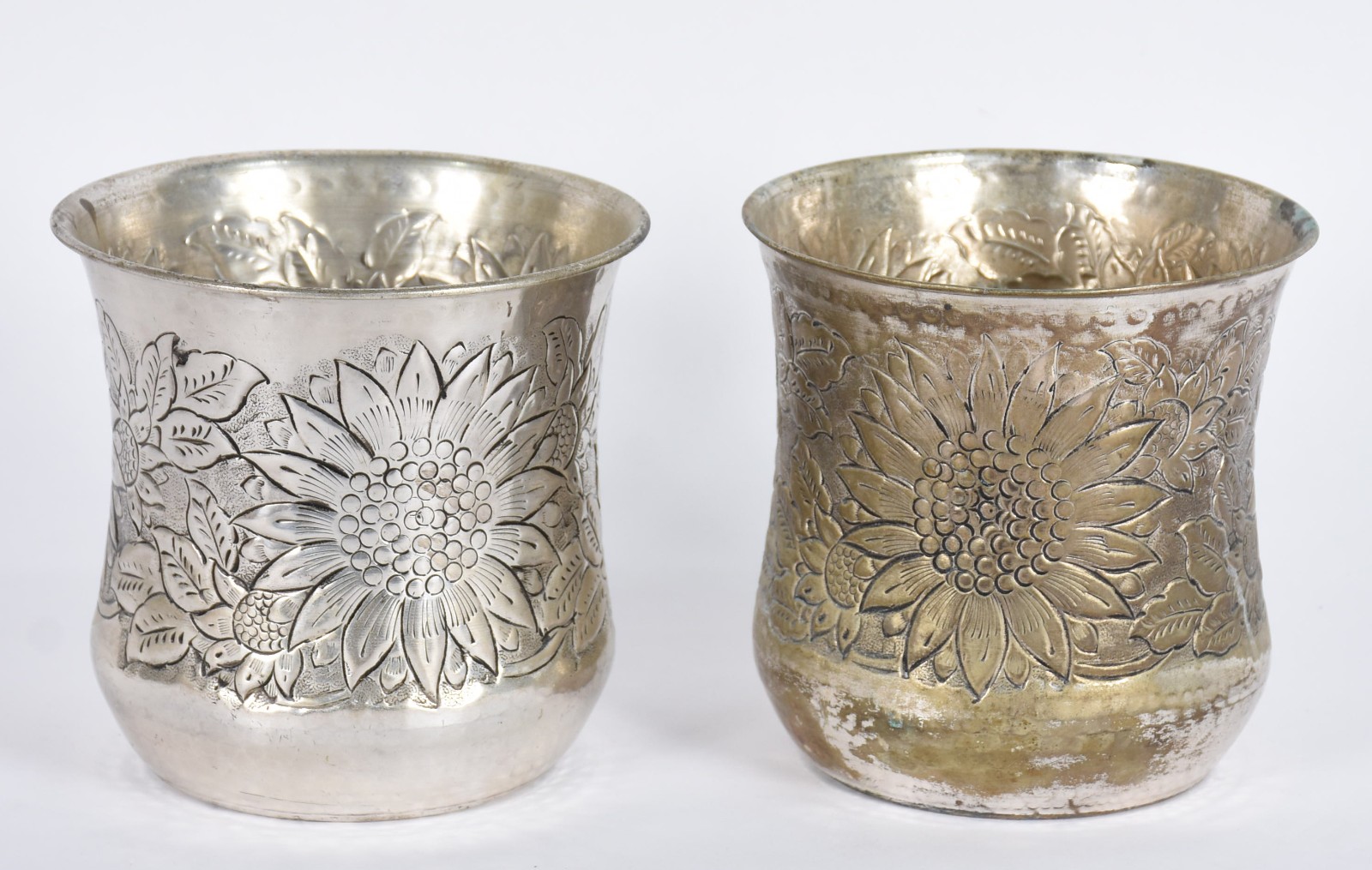 Par de vasos de metal com flores cinzeladas (desgastes). - foto 1 de 6