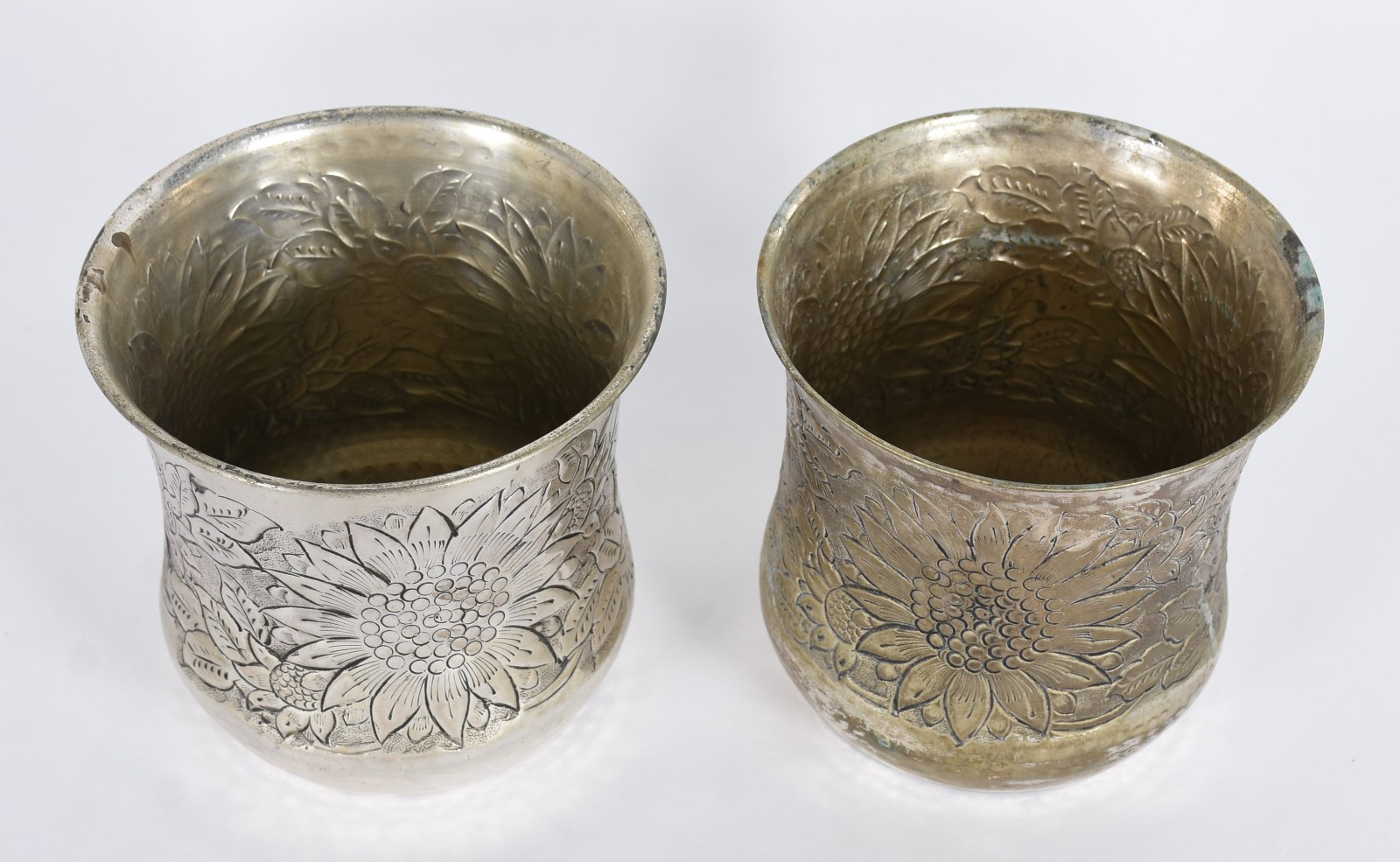 Par de vasos de metal com flores cinzeladas (desgastes). - foto 2 de 6