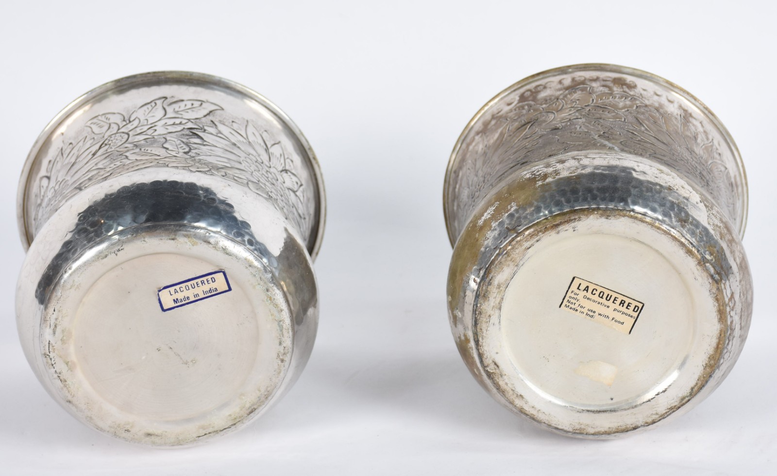 Par de vasos de metal com flores cinzeladas (desgastes). - foto 6 de 6