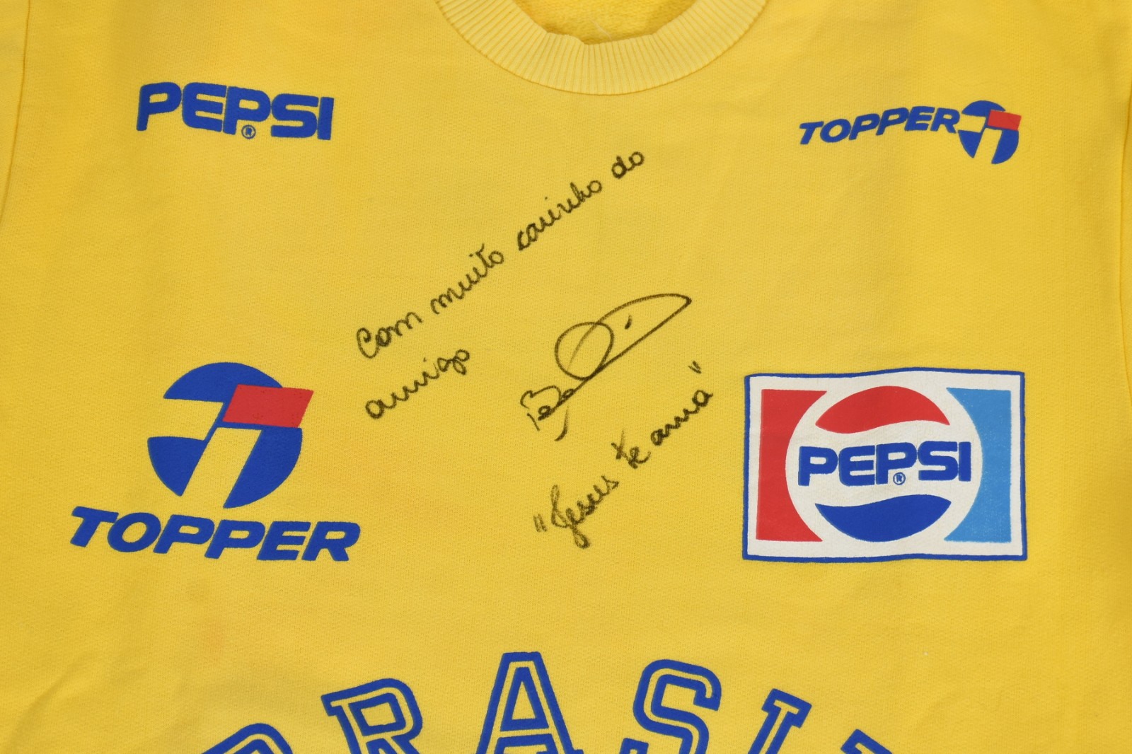 Blusão de moletom da Seleção Brasileira de 90, doada e autografada... - foto 3 de 4