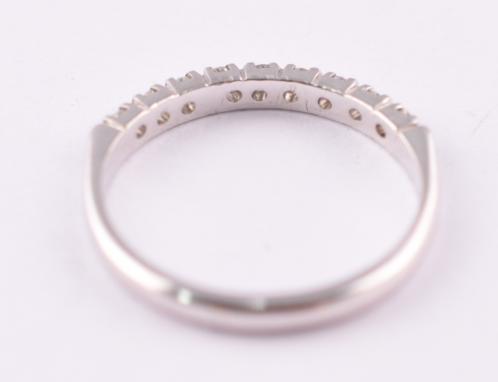 Anel de ouro branco com 9 brilhantes de 0,02 ct, aro 16 (Por motivos... - foto 3 de 3
