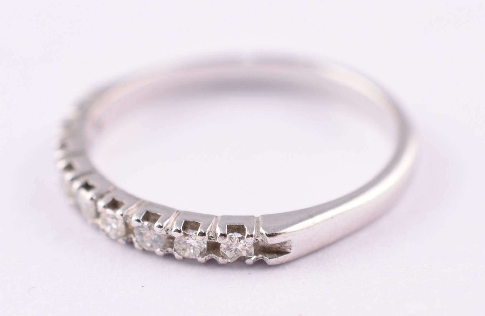 Anel de ouro branco com 9 brilhantes de 0,02 ct, aro 16 (Por motivos... - foto 2 de 3