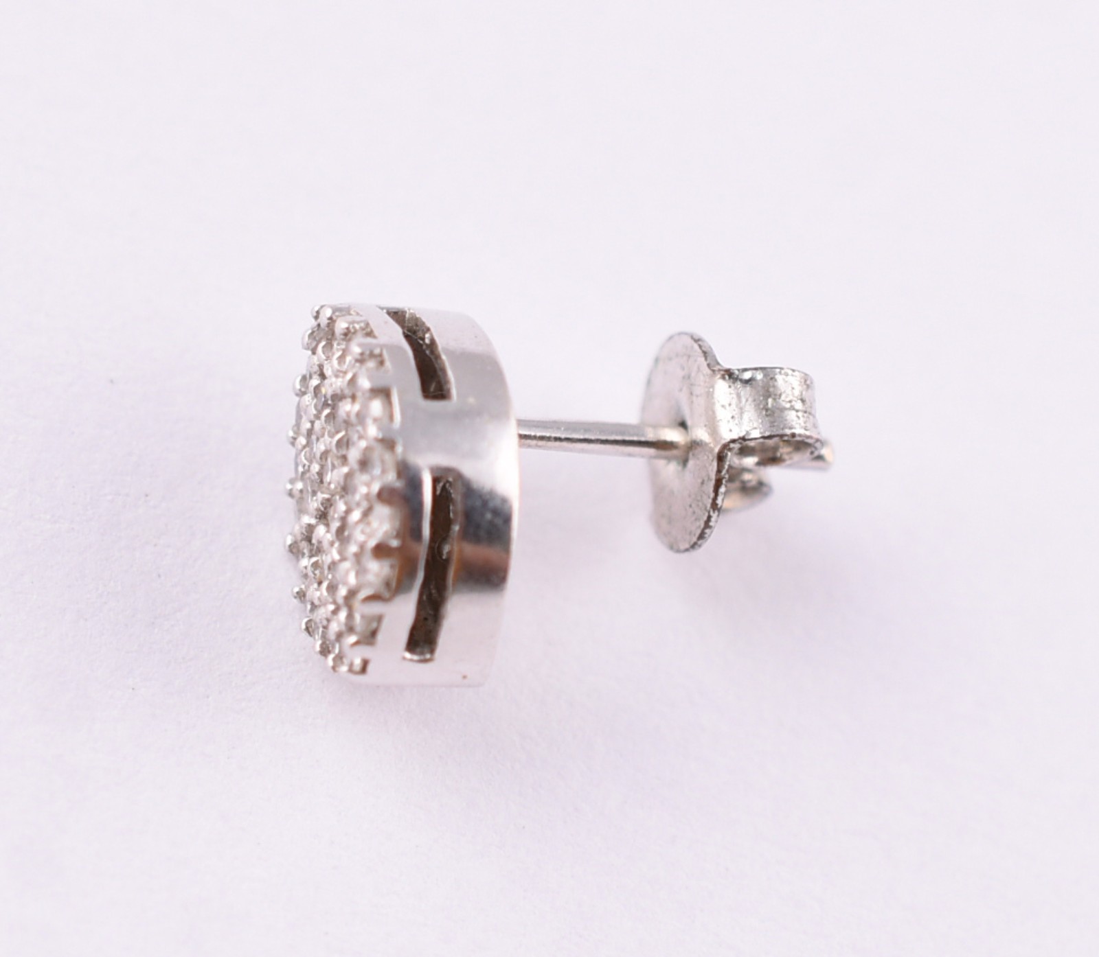 Um brinco de ouro contraste 750 com mini brilhantes (Por motivos de... - foto 2 de 3