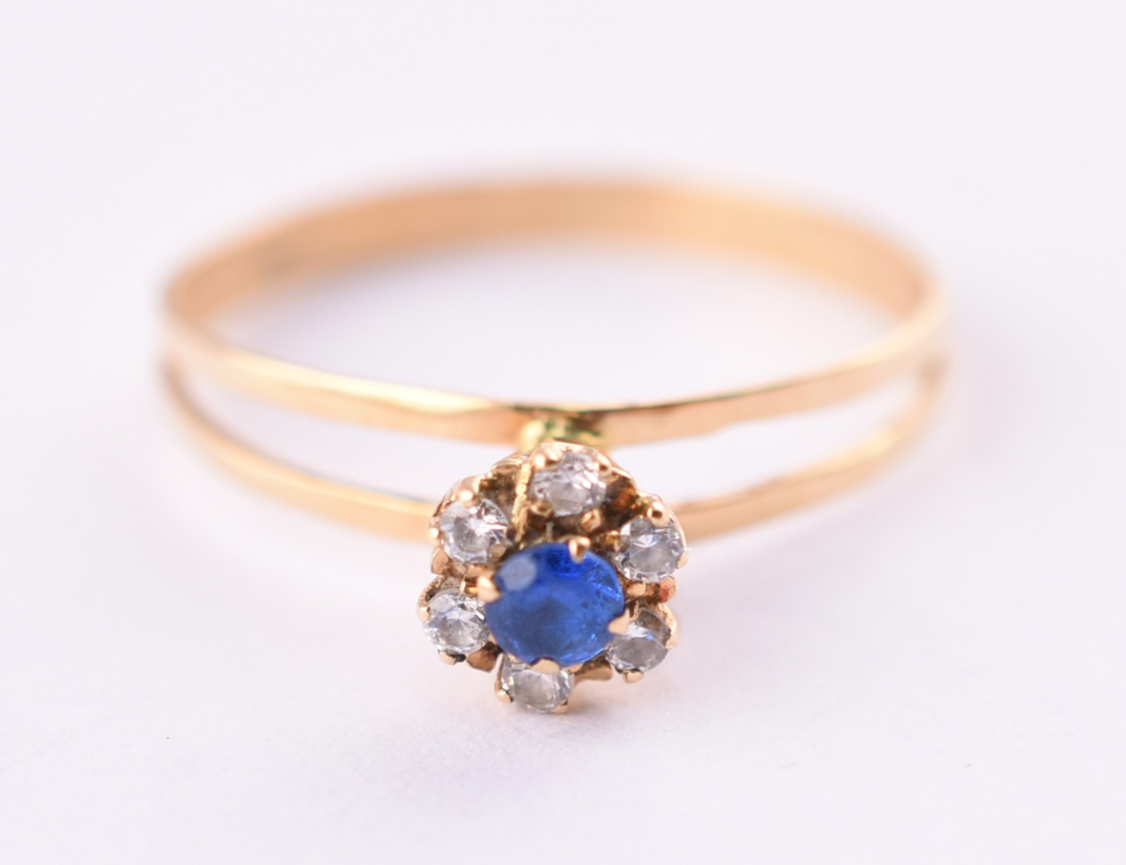 Anel de ouro 18 k com pedra azul e safiras brancas, aro 16 (Por... - foto 2 de 4
