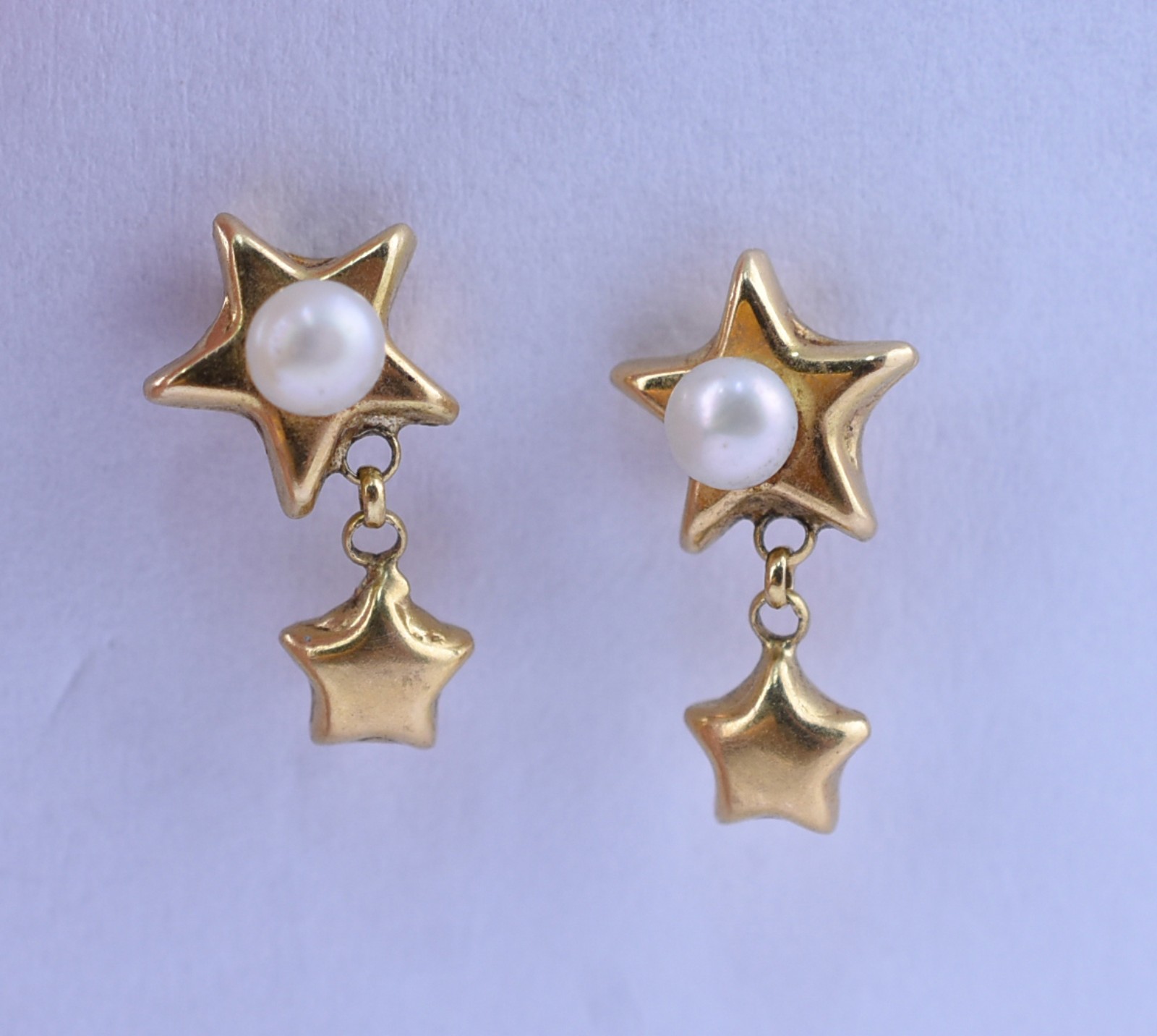 Par de brincos de ouro 18 k feitio estrelinhas e 2 perolas (Por... - foto 1 de 3