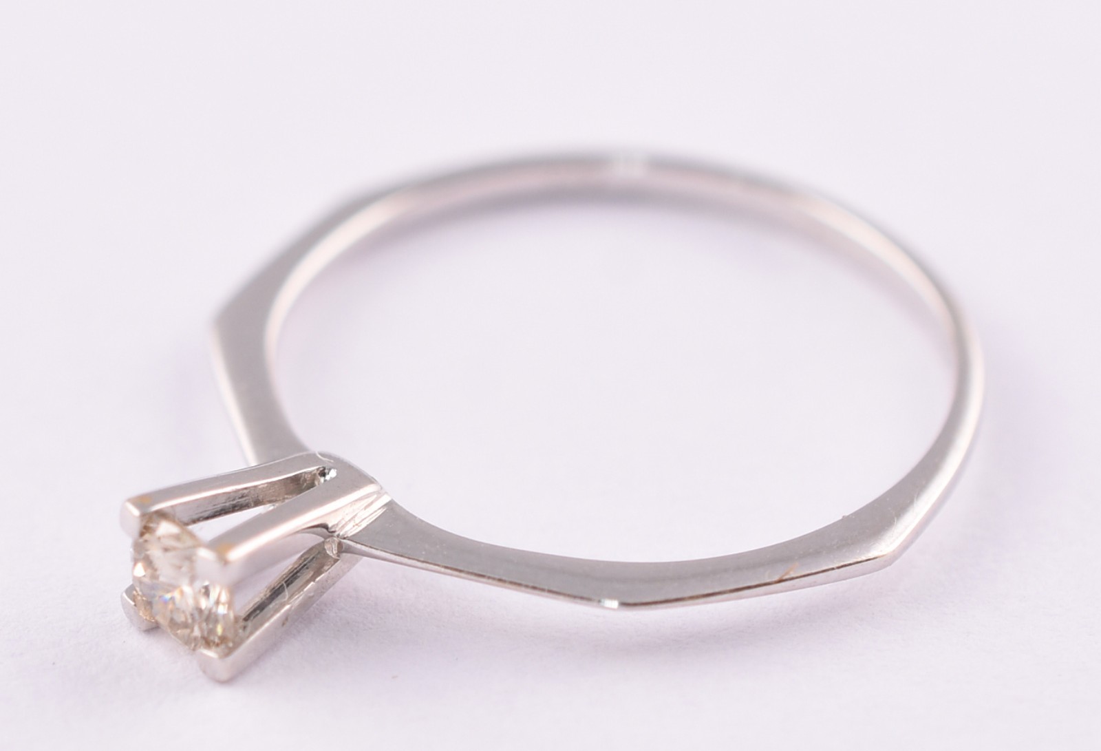 Solitário de ouro branco com um brilhantes de 0,20 ct, aro 18 (Por... - foto 1 de 5