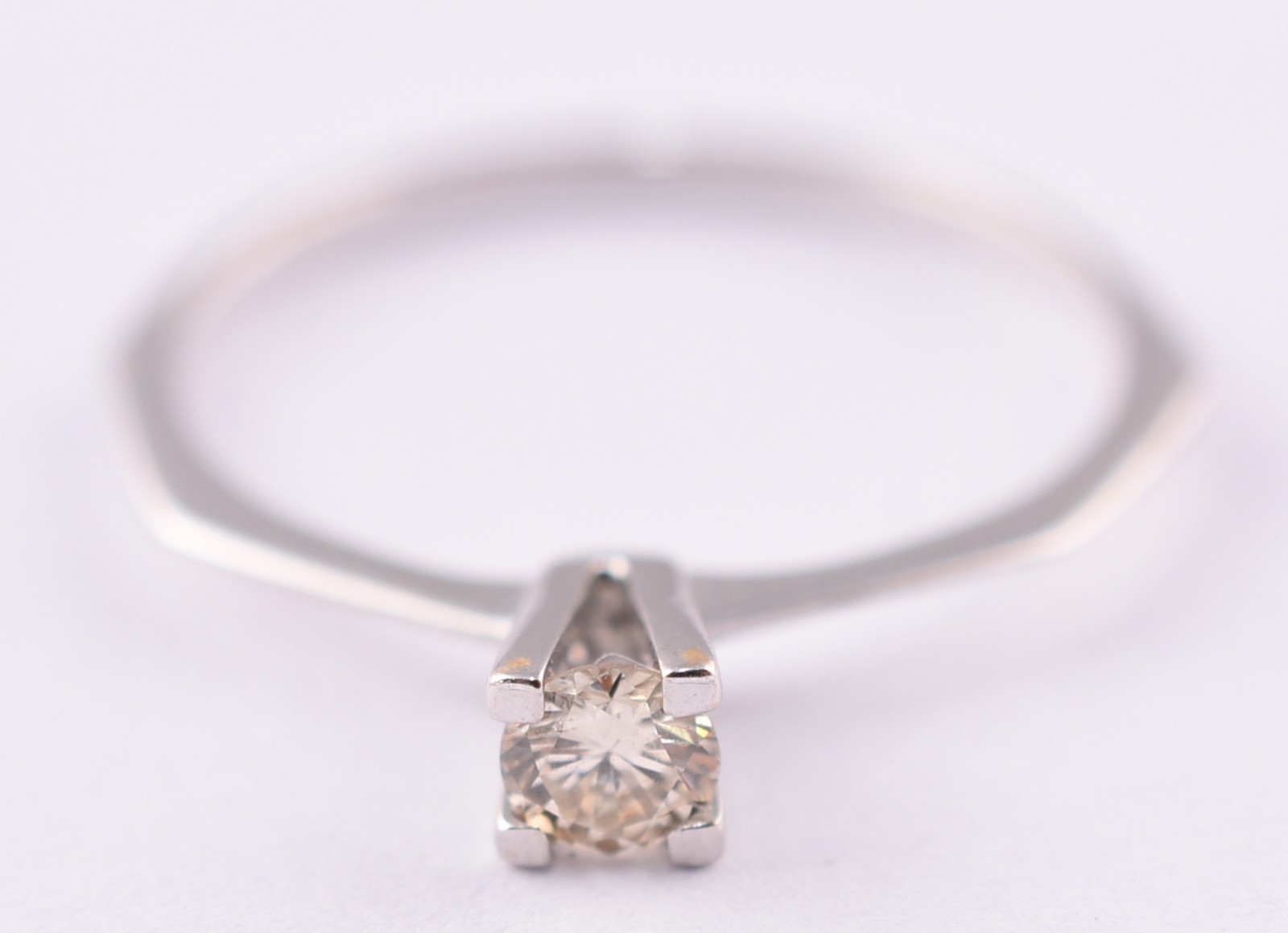Solitário de ouro branco com um brilhantes de 0,20 ct, aro 18 (Por... - foto 2 de 5