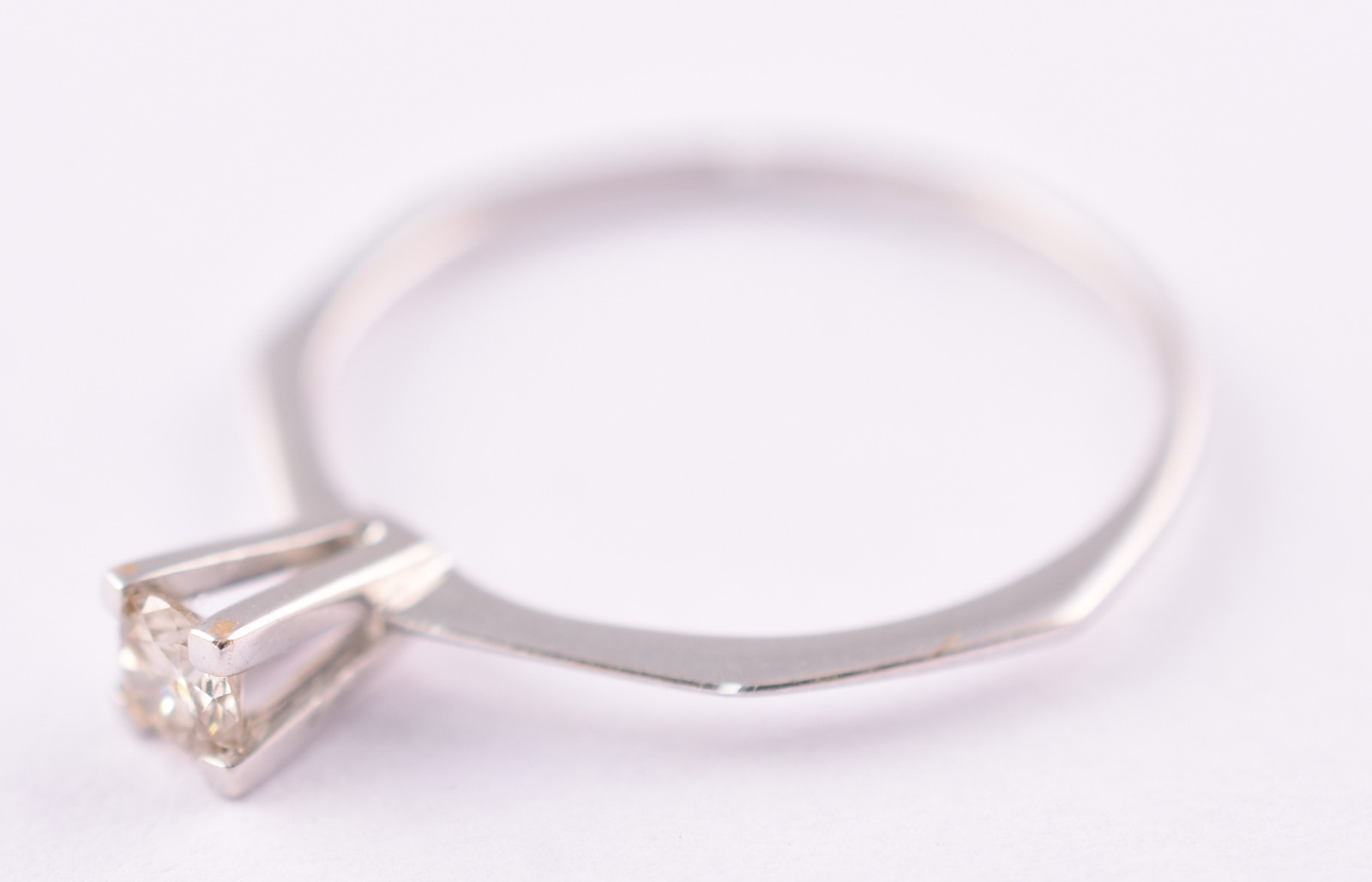 Solitário de ouro branco com um brilhantes de 0,20 ct, aro 18 (Por... - foto 3 de 5