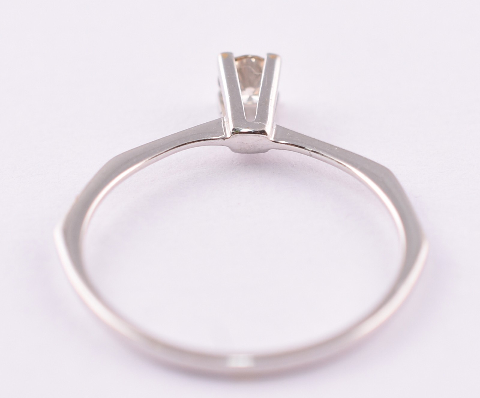 Solitário de ouro branco com um brilhantes de 0,20 ct, aro 18 (Por... - foto 5 de 5