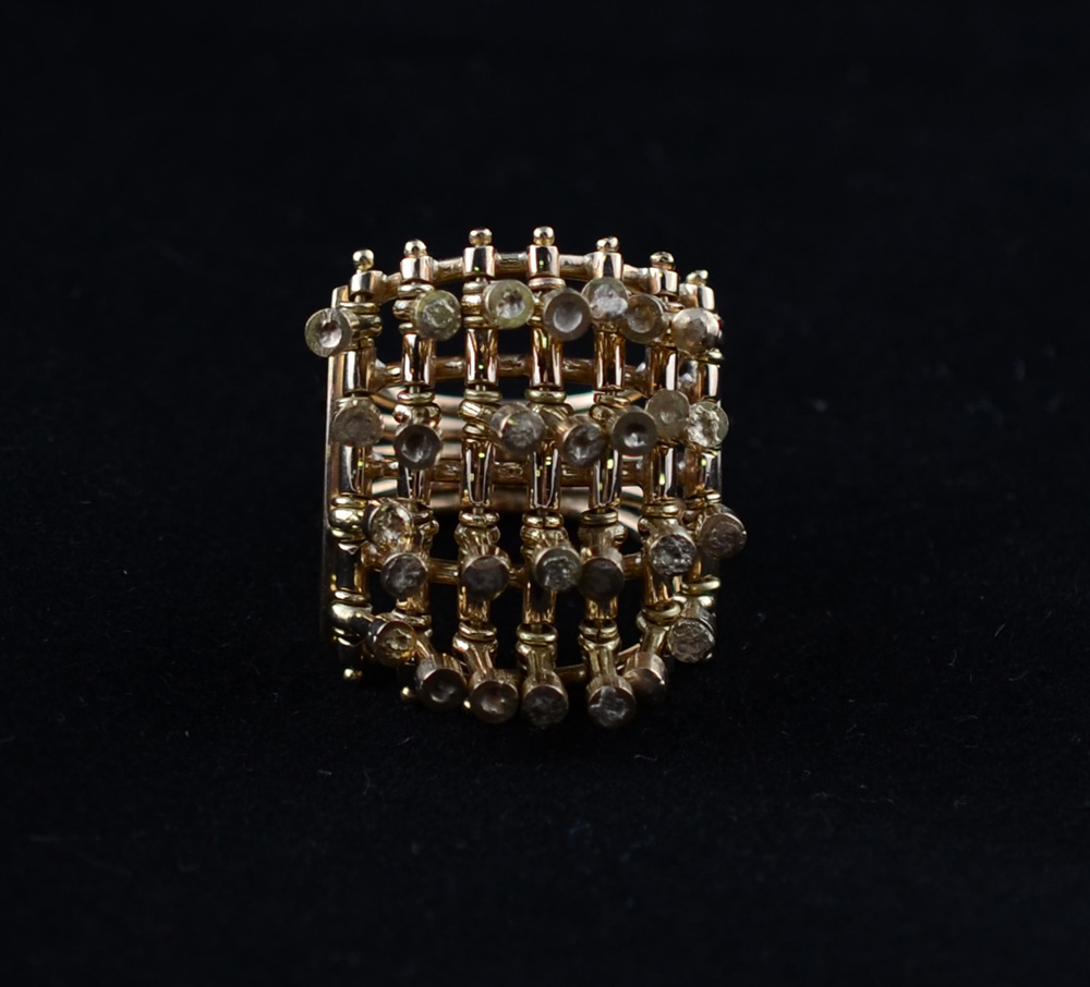 Anel em ouro 18k c/ enfeites articulados. Peso:21.7g. Aro 17 - foto 2 de 2