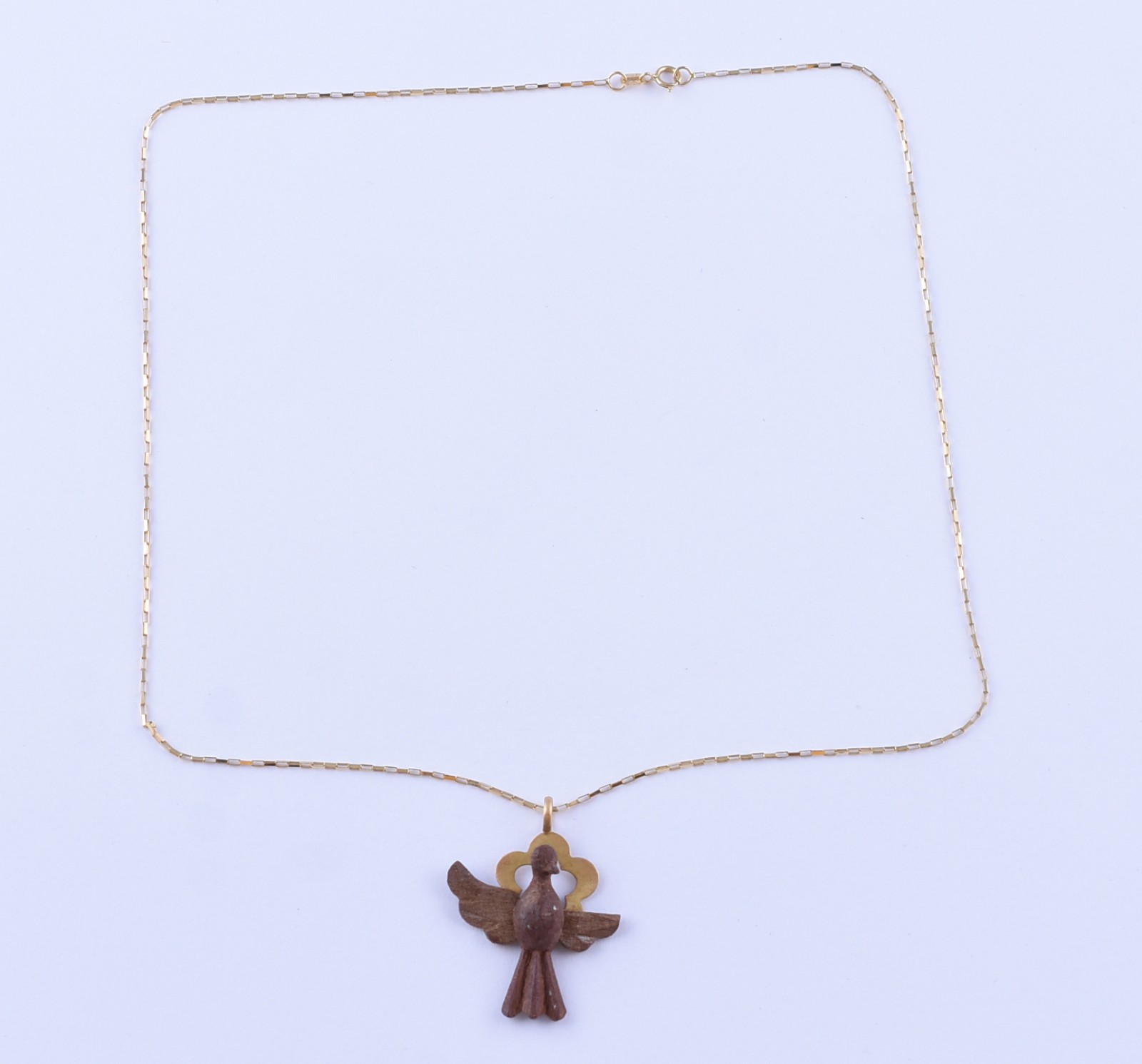 Gargantilha de ouro 18 k com pingente feitio pomba da paz de madeira... - foto 1 de 4