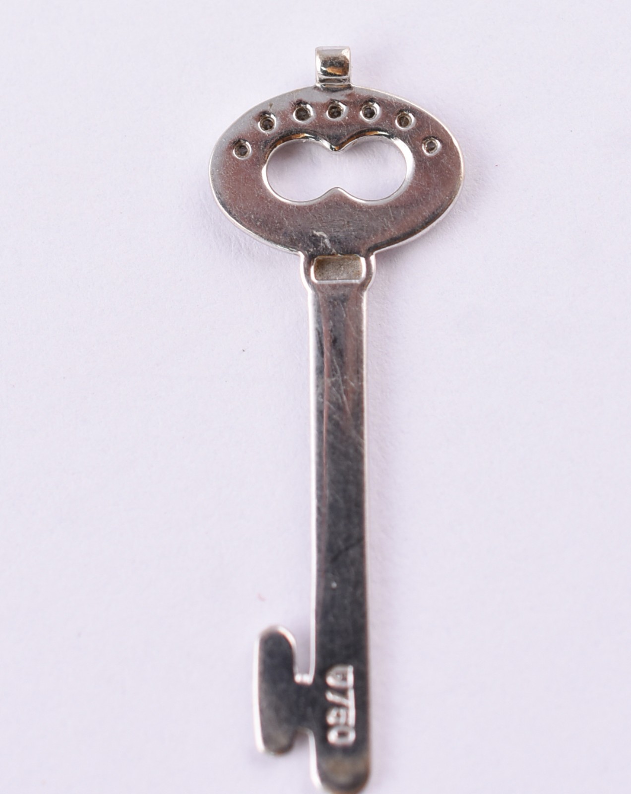 Pingente de ouro branco feitio chave com 7 brilhantes (Por motivos de... - foto 2 de 4