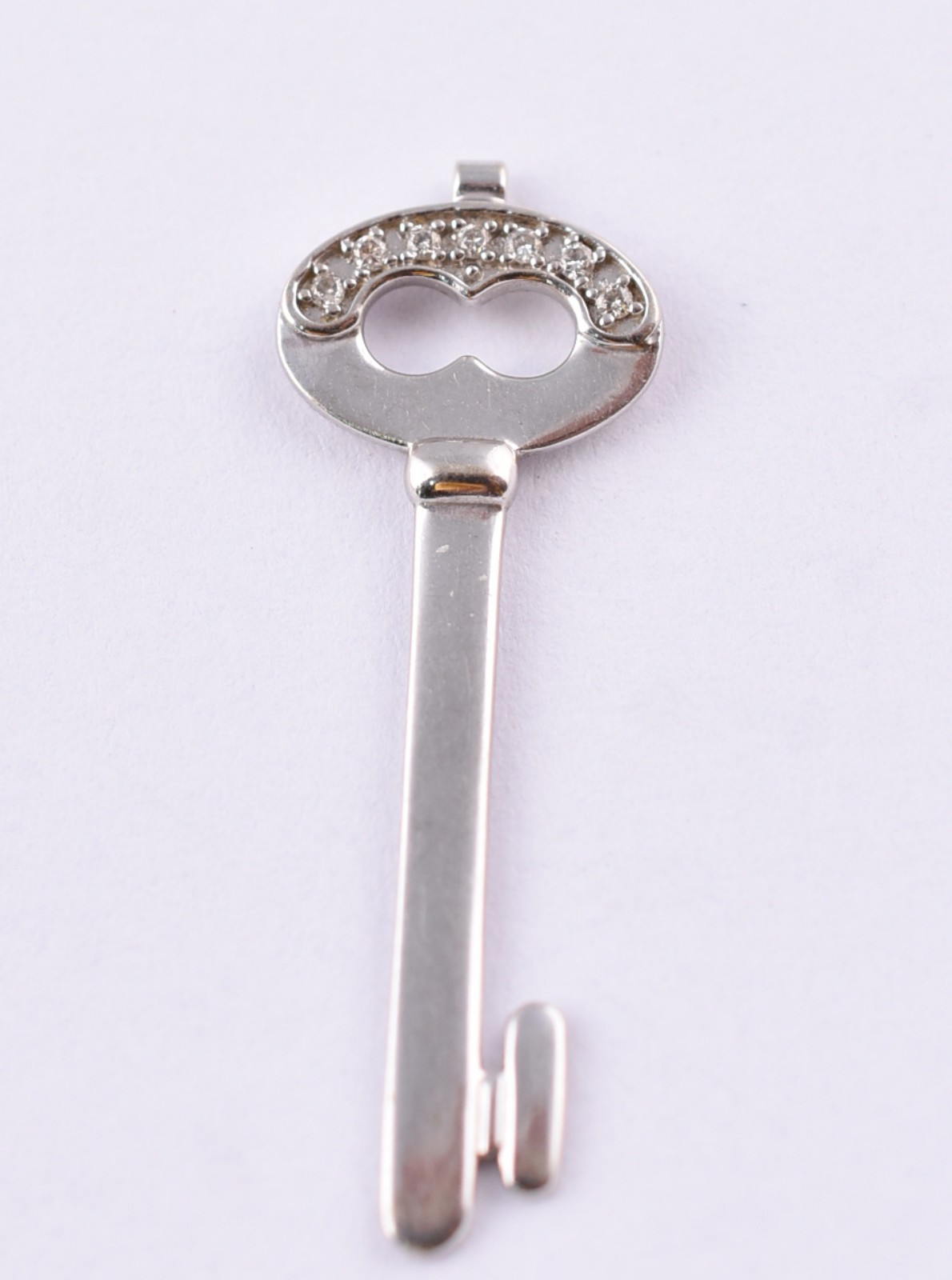 Pingente de ouro branco feitio chave com 7 brilhantes (Por motivos de... - foto 4 de 4