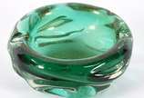 Cinzeiro de vidro decorativo na cor verde com p... - Cinzeiro de vidro decorativo na cor verde com pó de ouro, com pequeno bicado.