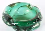Cinzeiro de vidro decorativo na cor verde com p... - Cinzeiro de vidro decorativo na cor verde com pó de ouro, com pequeno bicado.