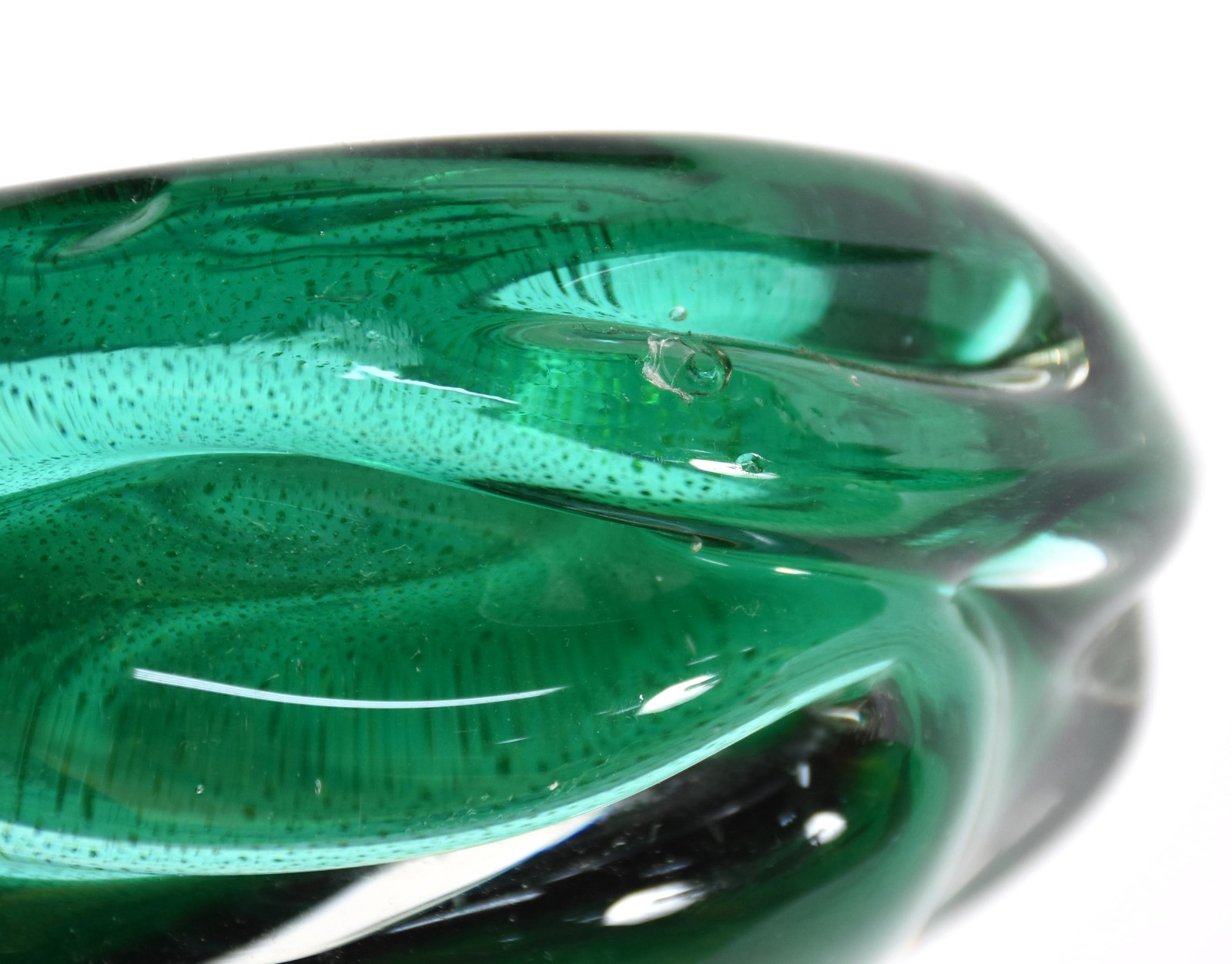 Cinzeiro de vidro decorativo na cor verde com pó de ouro, com pequeno... - foto 3 de 4